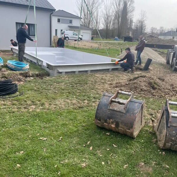 Terrassement et mise en place d'une piscine