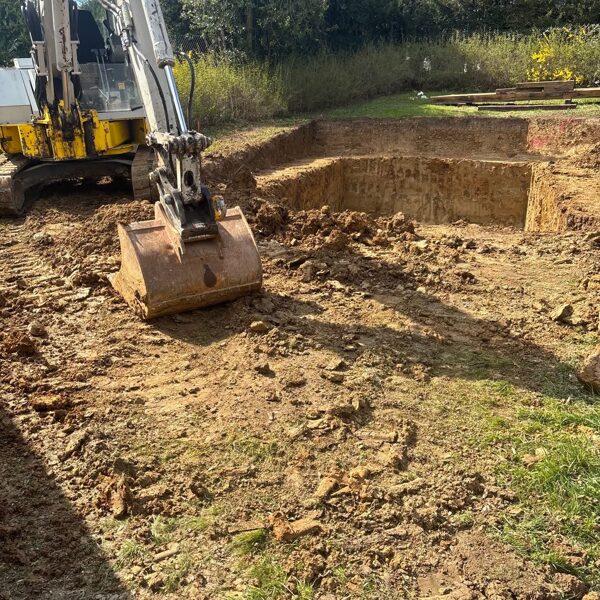 Terrassement et mise en place d'une piscine