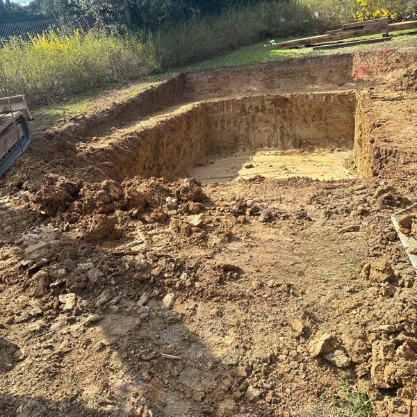 Terrassement et mise en place d'une piscine