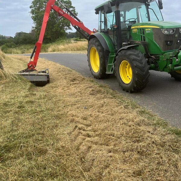 Epareuse (faucheuse-débroussailleuse) à bras hydraulique télescopique