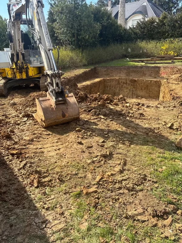 Terrassement et mise en place d'une piscine