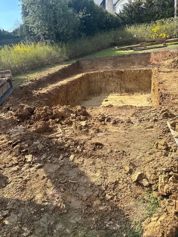 Terrassement et mise en place d'une piscine
